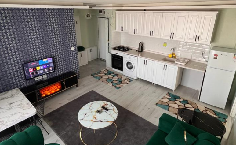 İstanbul günlük kiralık ev modern salon ve şehir manzarası